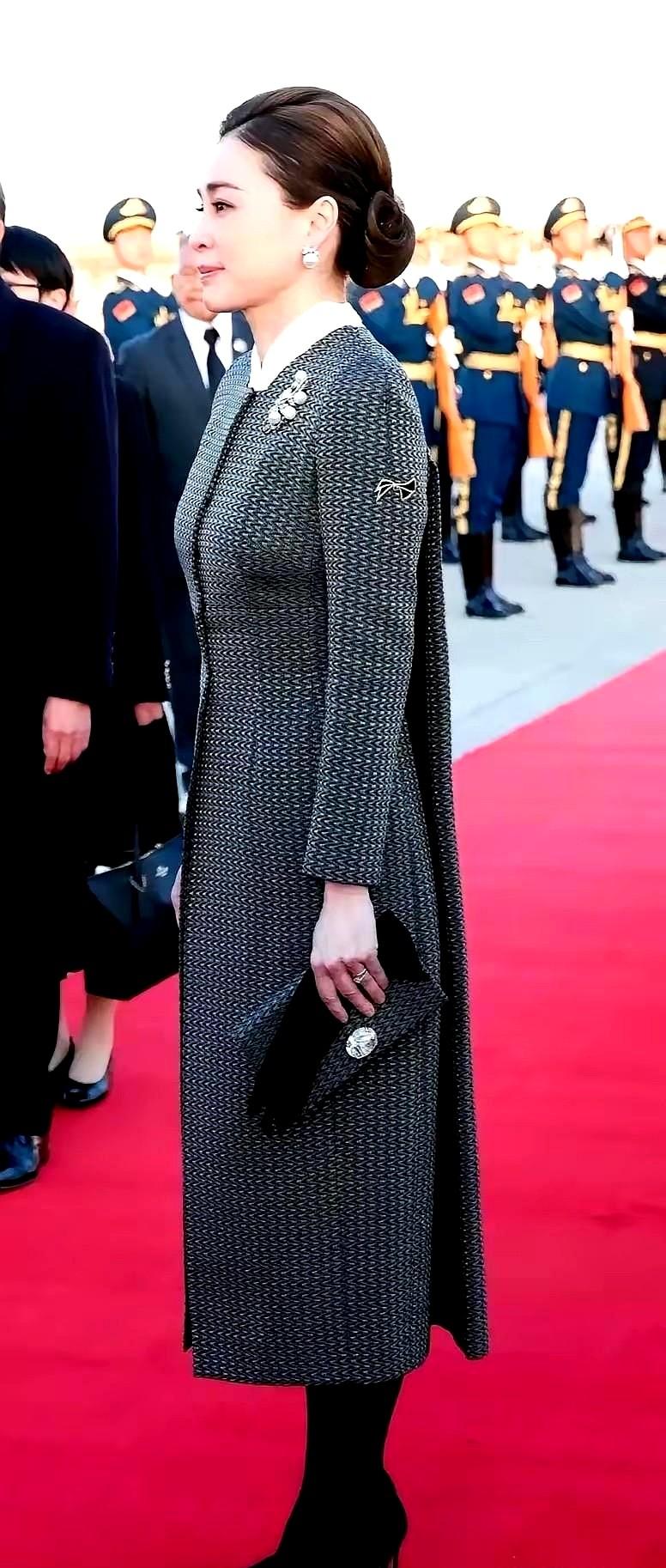 泰国王室太有钱了。泰国王后这一身穿着，价格贵到超乎你的想象！难怪她能做到老公