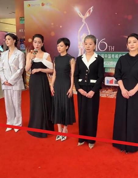 今天秦海璐和马苏还有蒋欣一起亮相长沙，三位美女一起出席金鹰奖活动，三位搭配的都很