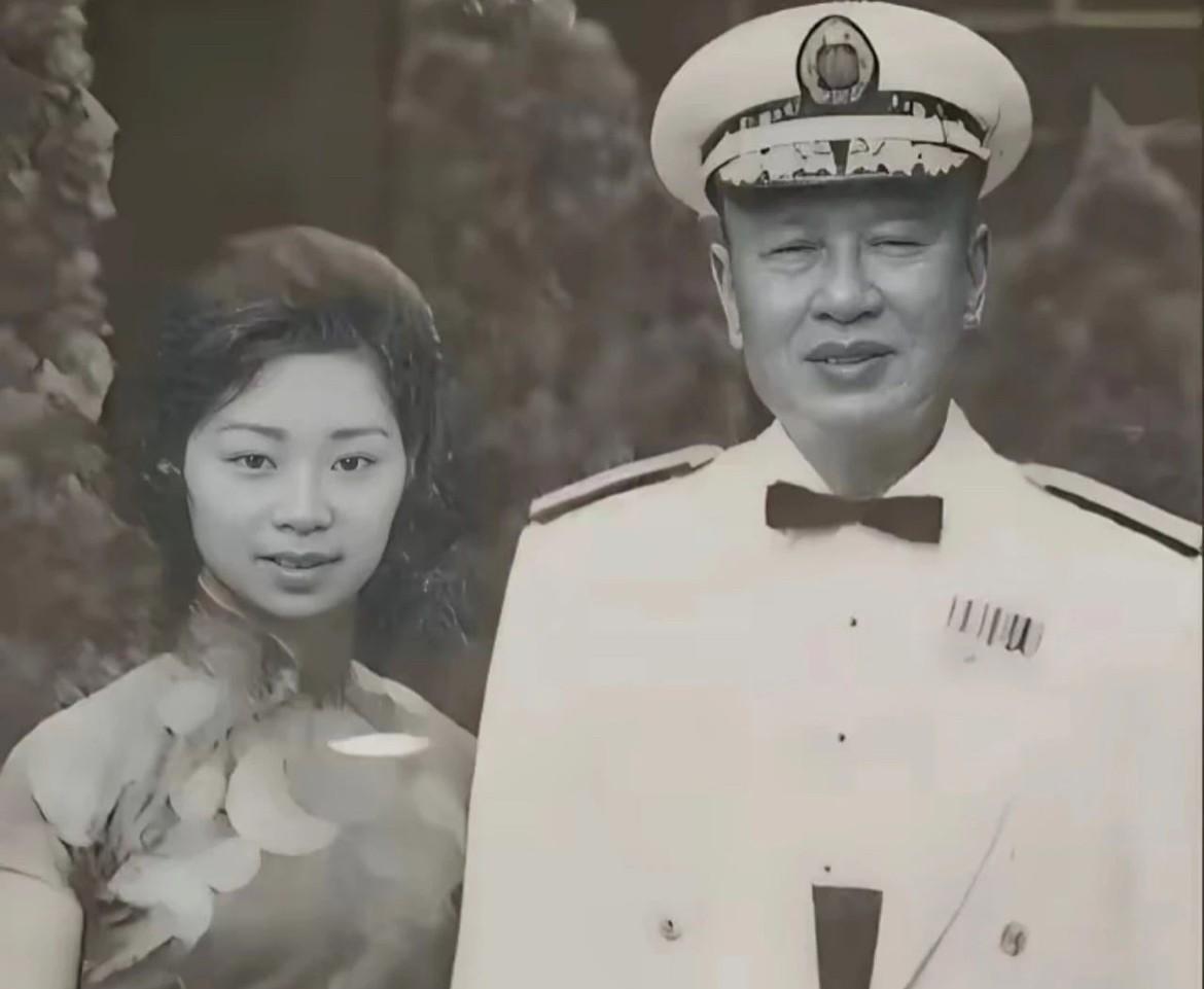 白崇禧与儿媳顾省生的合影。顾省生的父亲顾联承是民国著名银行家，上海大光明戏院创办