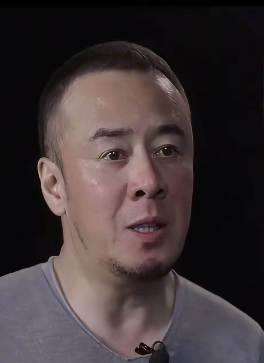 杨坤深夜发文，刀郎的歌迷们终于等到了。一句“音乐没有高低贵贱”，晚了整整十年。当