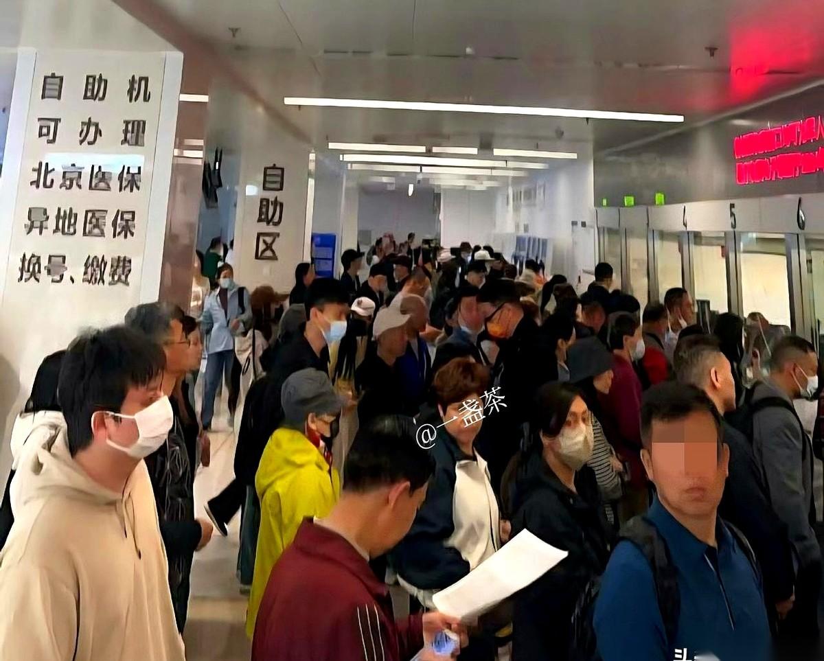 淋巴里的肿瘤，把老头的脸硬生生挤变了形。智能手机前，屏幕蓝光照着那张脸，连扫了