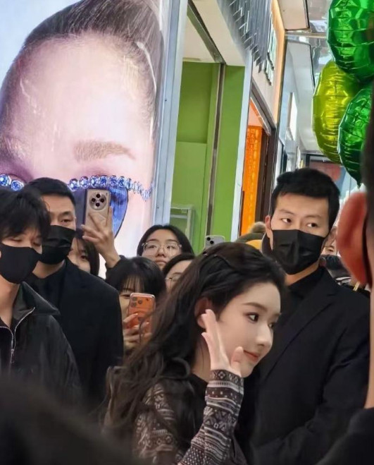 看图一还以为是杨紫，看图二才发现是杨玉雯。