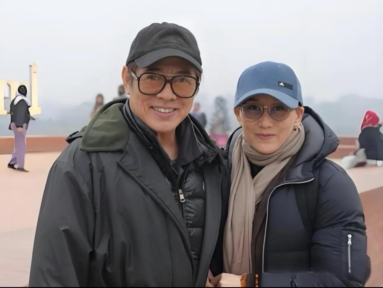 向太曝李连杰将20亿身家全部上交给利智。近日，向太陈岚在访谈中透露，李连杰自