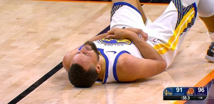 狄龙逆天了，把库里一胳膊抡倒！这时候太阳领先5分，没有任何必要伸这一下，裁判