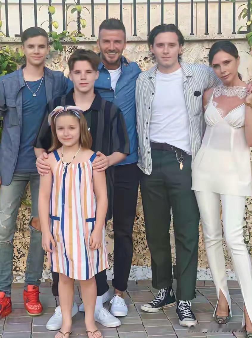 贝克汉姆大儿子，彻底被厌弃了！贝克汉姆一家拍新的全家福，贝嫂带俩准儿媳出场，