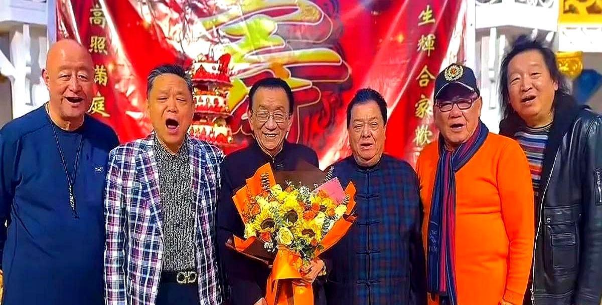 儿子没来，寿宴照样开席。侯耀华八十岁寿宴那天，红灯笼高挂，满堂喜气。可亲生