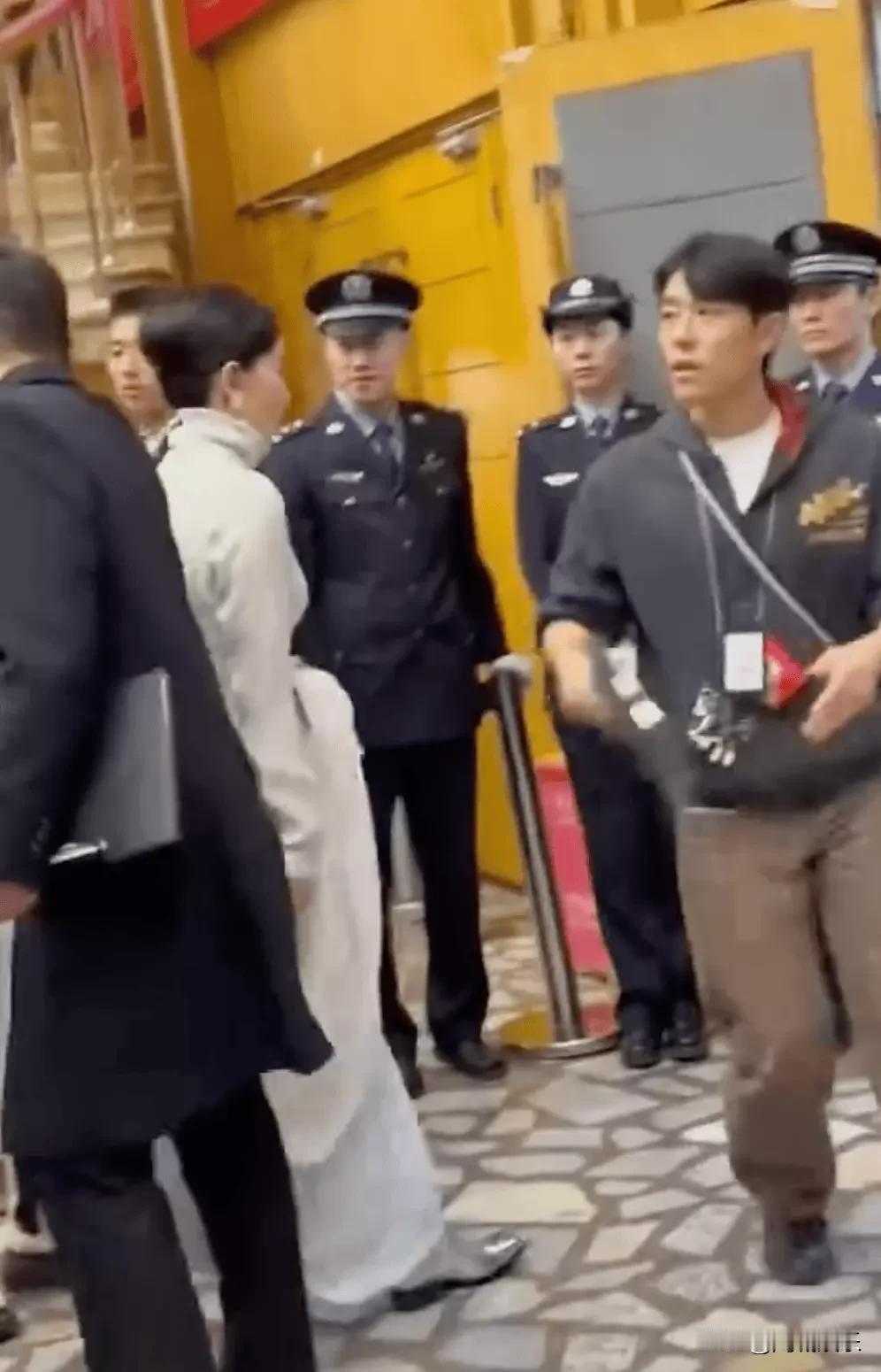 王菲带妆现身春晚彩排：55岁