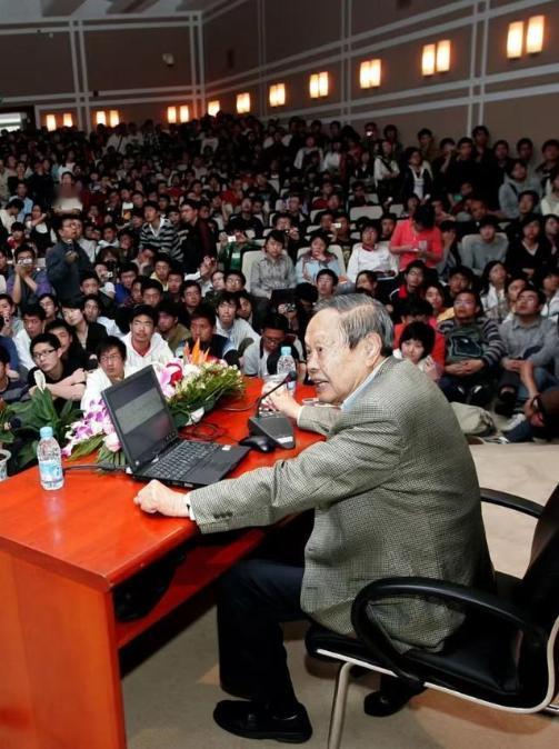 杨振宁办公室的保险柜被打开，里面没有关乎物理界终极奥秘的机密手稿，没有价值连城的