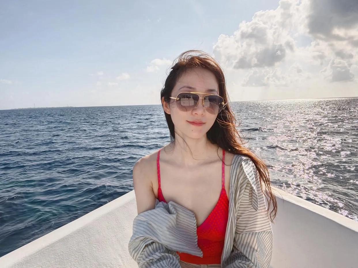 韩雪的海岛度假风真的太让人羡慕了！在碧海蓝天间，一袭亮红吊带泳衣外搭条纹衬