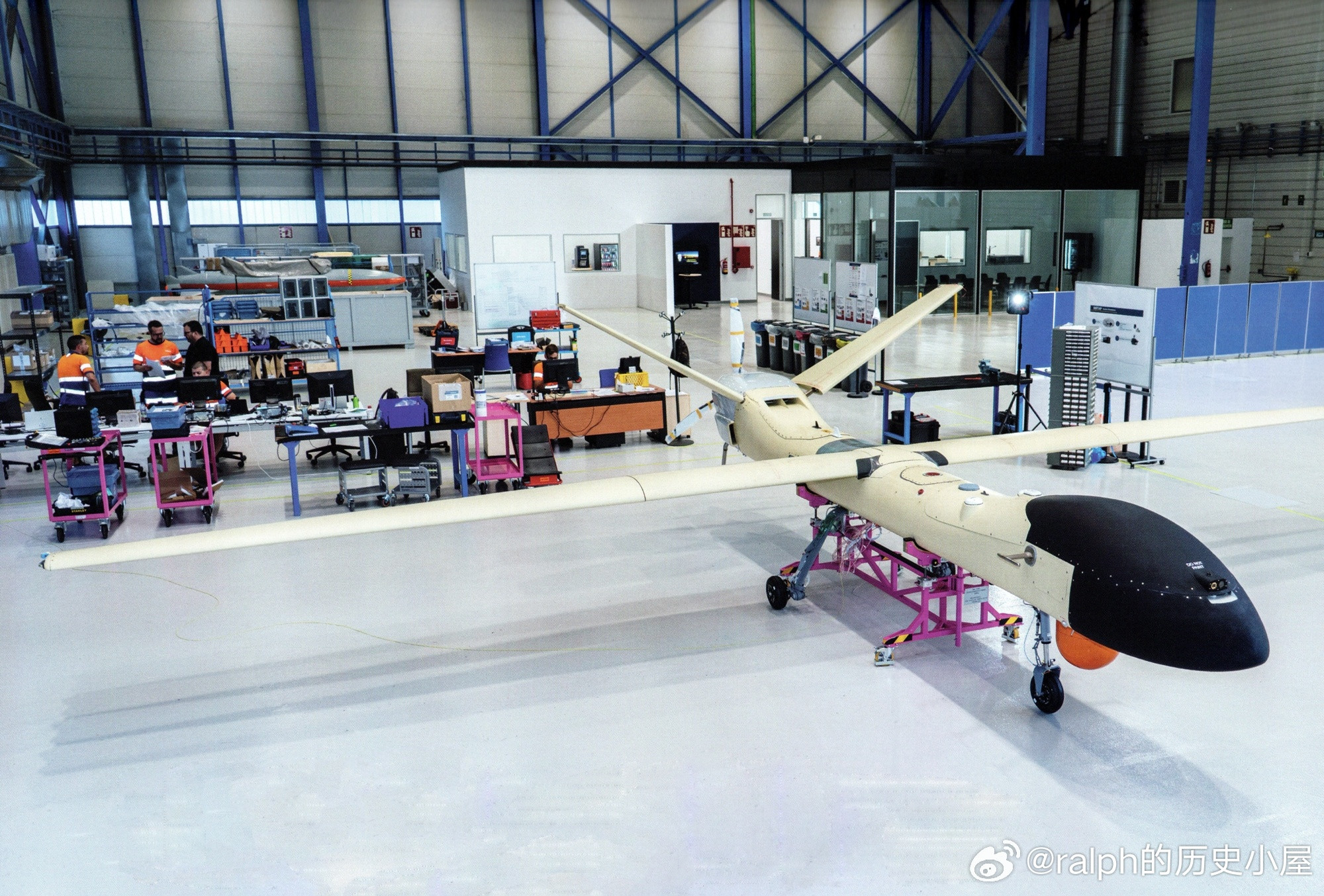 2025年7月空客首架SIRTAP战术无人机原型机完成总装，预计年底首飞。飞机平