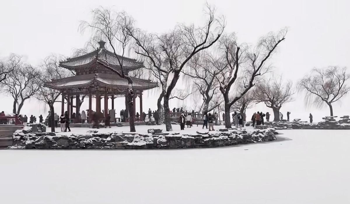 下雪的颐和园像水墨画一样，美到窒息！雪在镜头里，画里永远是浪漫的象征！现在隔着窗