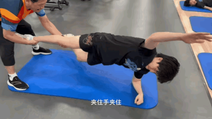 笑死了！王楚钦被抓回去魔鬼训练，网友却说:活该！从印度亚锦赛回来以后，梁靖