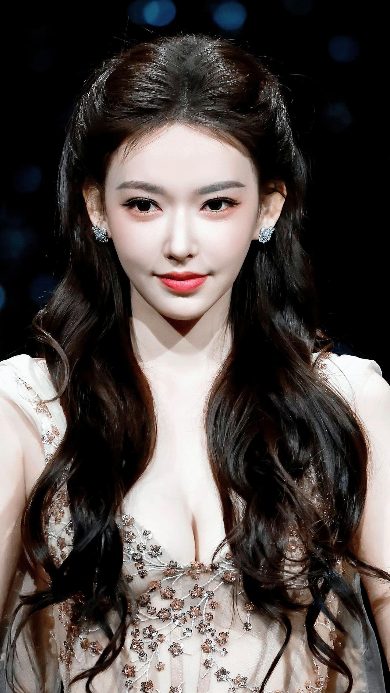 程潇这照片有点像机器人模型啊！不信你瞧瞧程潇机器人美女