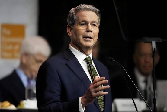 中方反制见效！美国财政部长贝森特当场叫嚣：“中国再不卖稀土，我就把几十万留学生全