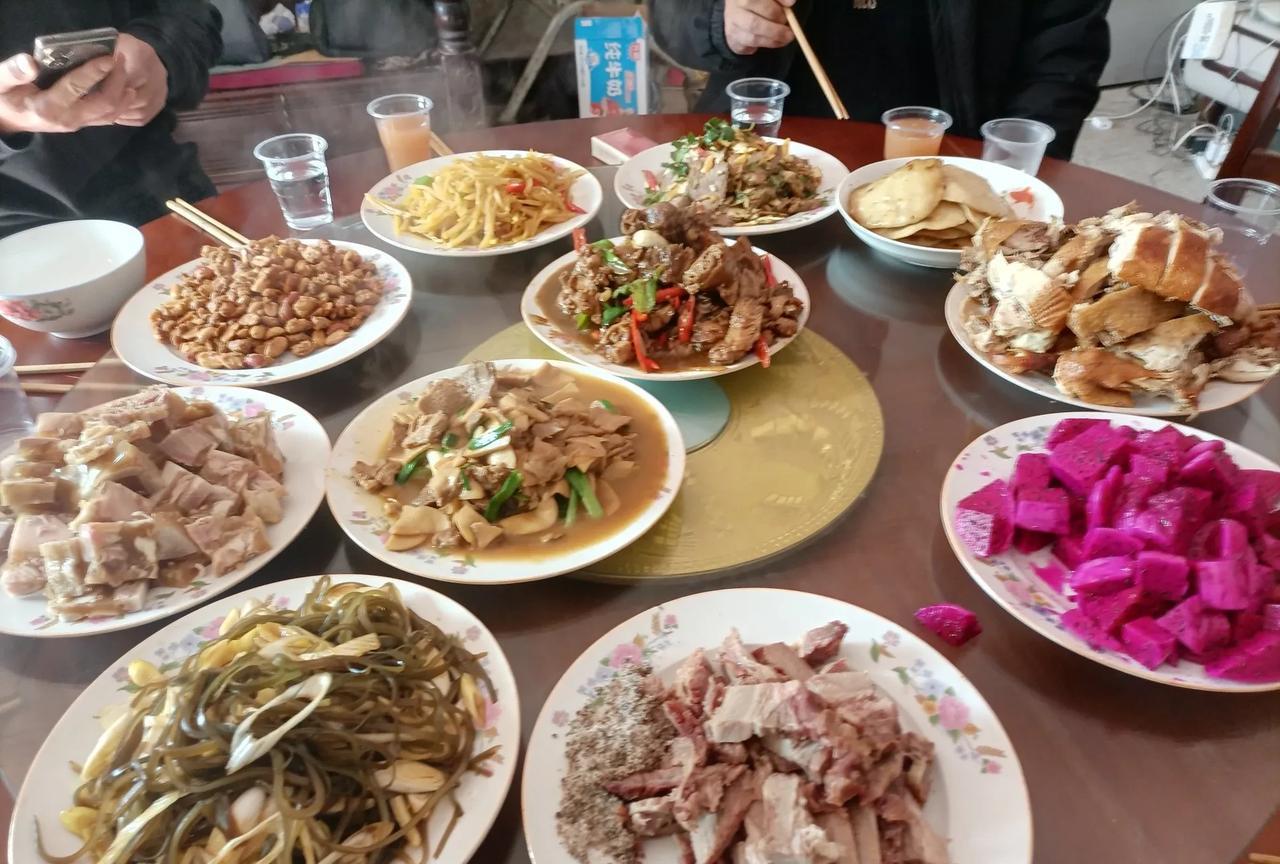 再过两天就要回老家了，参加老家的两场婚礼。很久没有参加这种农村的婚礼了。突然，