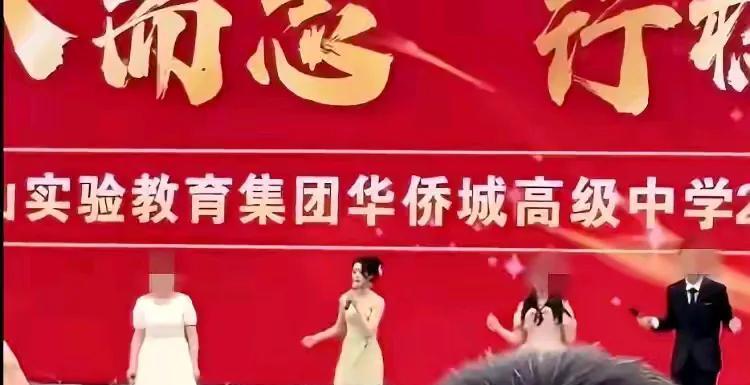 近日，因“天价耳环”深陷舆论漩涡的年轻女演员黄杨钿甜，再因一段高中毕业典礼献唱视