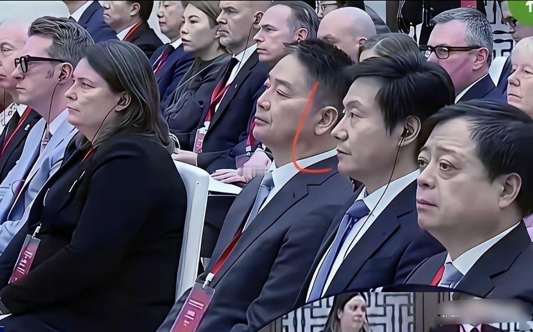 刘强东是真牛，出国开会，旁边雷军都得带着翻译耳机，他压根不用带，自己就能听懂​