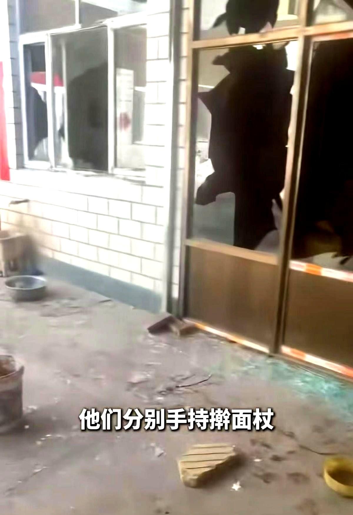 “我老公被捅了这么多刀，怎么对方还成了正当防卫？”死者妻子说：“我们砸了玻璃，不