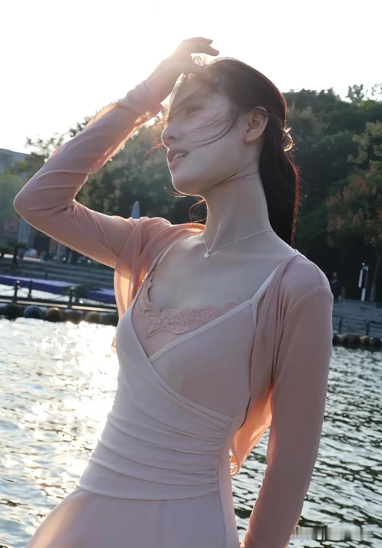 阳光湖边的治愈瞬间微风轻拂湖面，少女漫步水岸，发丝与阳光共舞，每一
