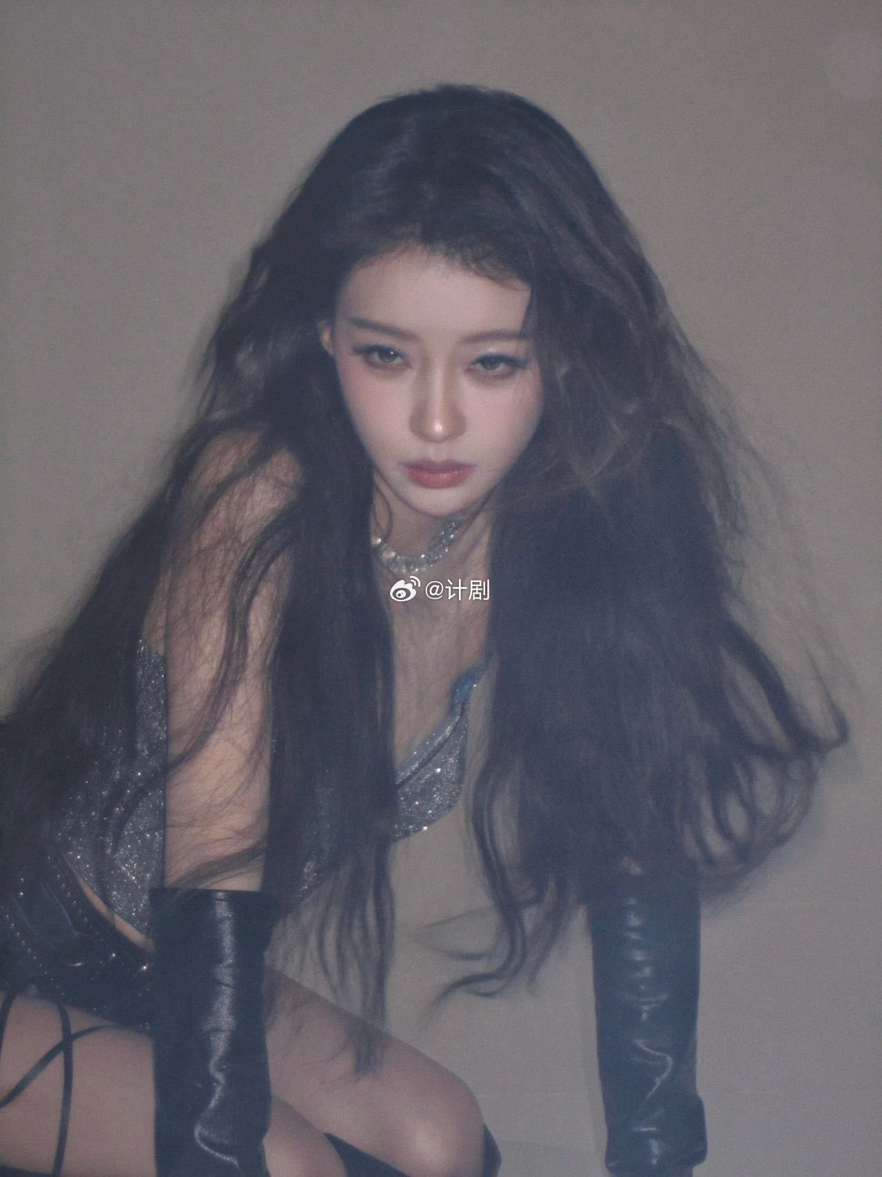 孙怡好美的洋娃娃乘风2026孙怡这套机车朋克造型真的让人眼前一亮，黑色系穿在