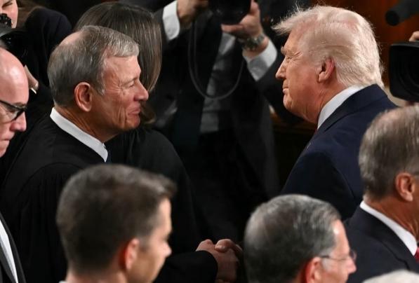 关税裁决后，特朗普与首席大法官互动引关注美国总统特朗普于当地时间2月24日晚在