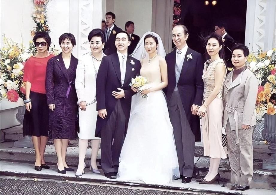 赌王二房唯一的儿子何猷龙结婚时，拍了一张全家福。照片中的何超蕸最与众不同。二