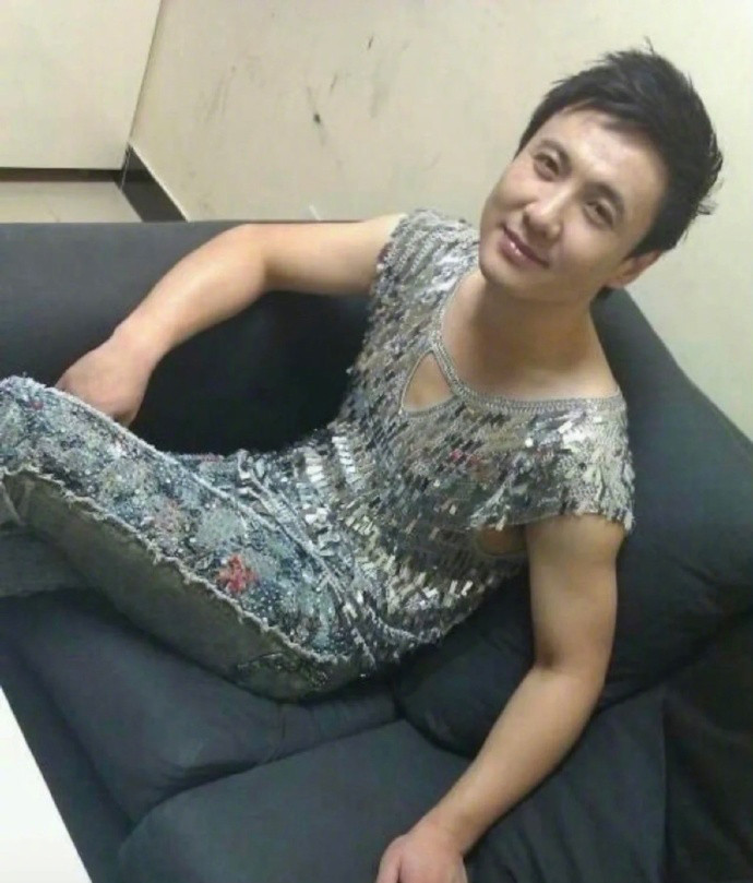 QQ官方否认沈腾账号被盗，但承认他的身材很曼妙。这还没过年呢，沈叔叔提前给大家贡