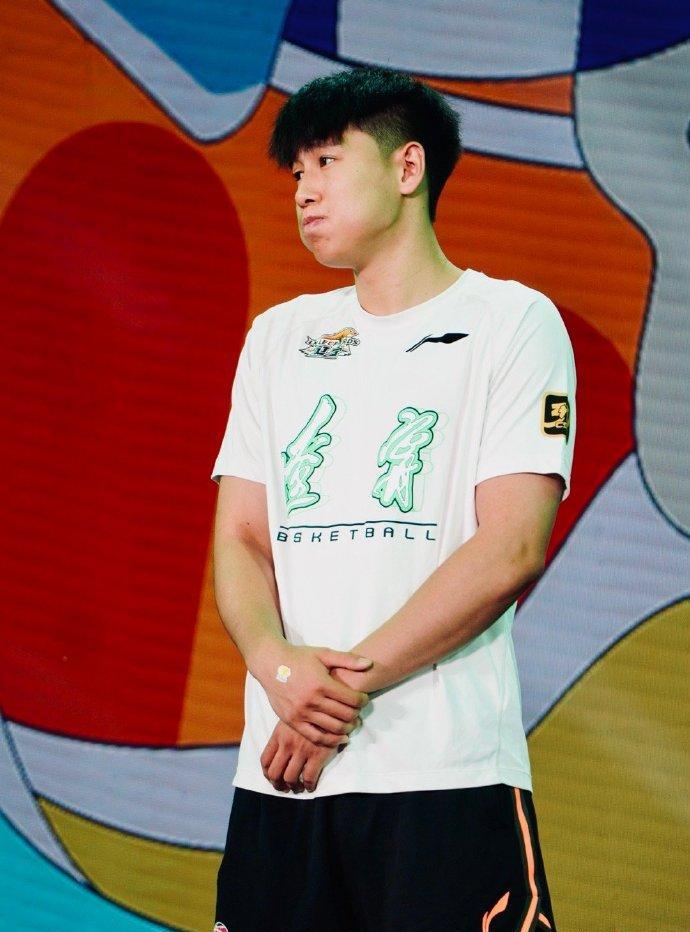 好在李虎翼年龄大一岁，否则虎子不也得被禁赛啊？今晚李虎翼和刘雁宇去沈阳K11了，