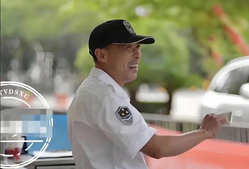 2018年，南昌一名保安上班喝了点酒被物业开除。谁料，消息刚传出，小区1000多