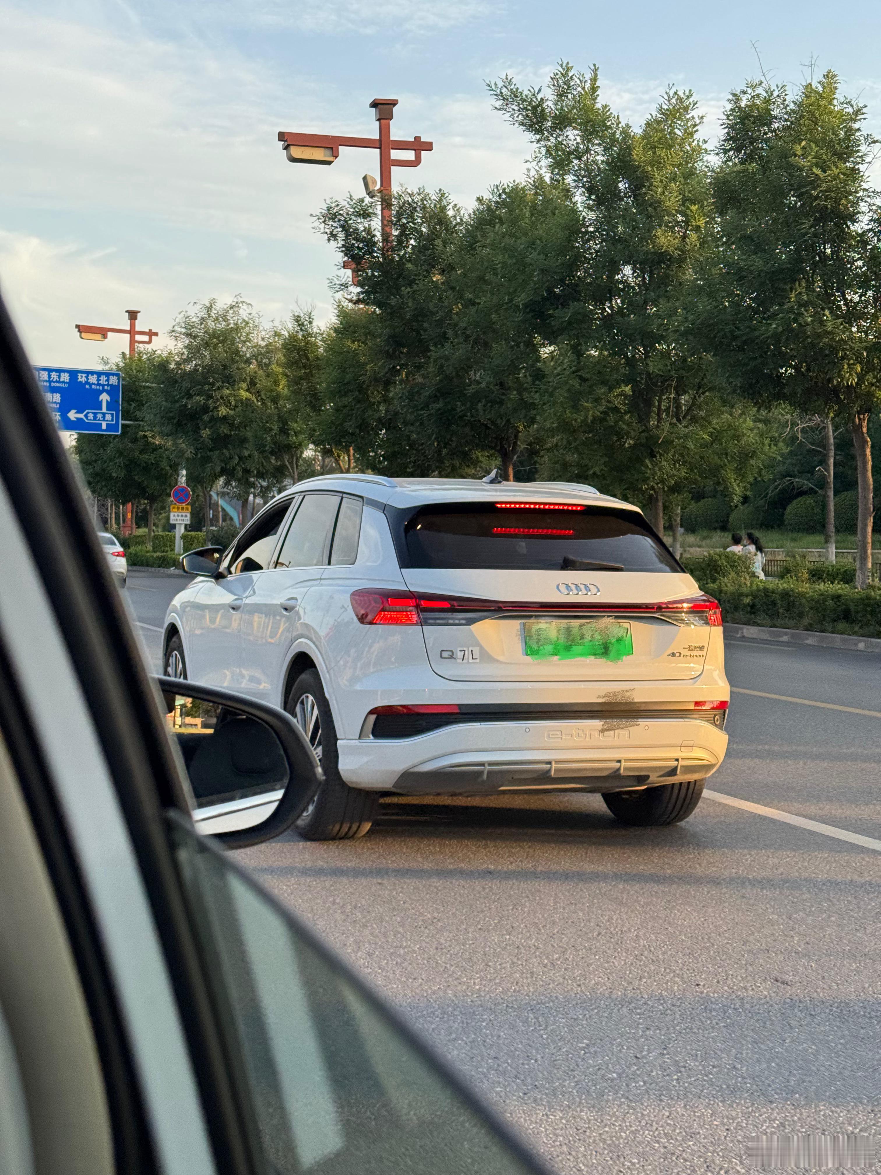 刚刚路上看到的！奥迪Q7L！这是新款的Q7L吗[吃瓜]​​​