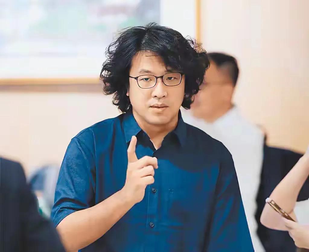 沈伯洋问陆委会副主席沈有忠:“以往大陆就在网上说要惩戒你而己,但是现在把范围扩大