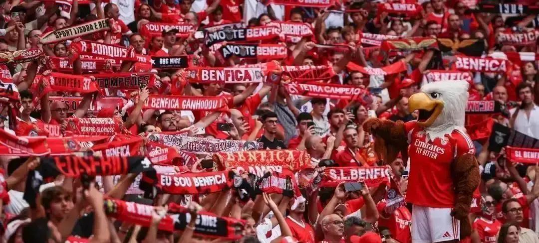 穆里尼奥的战术，是AI替他写的。你以为他在场边发怒是临场反应？那是AI预测