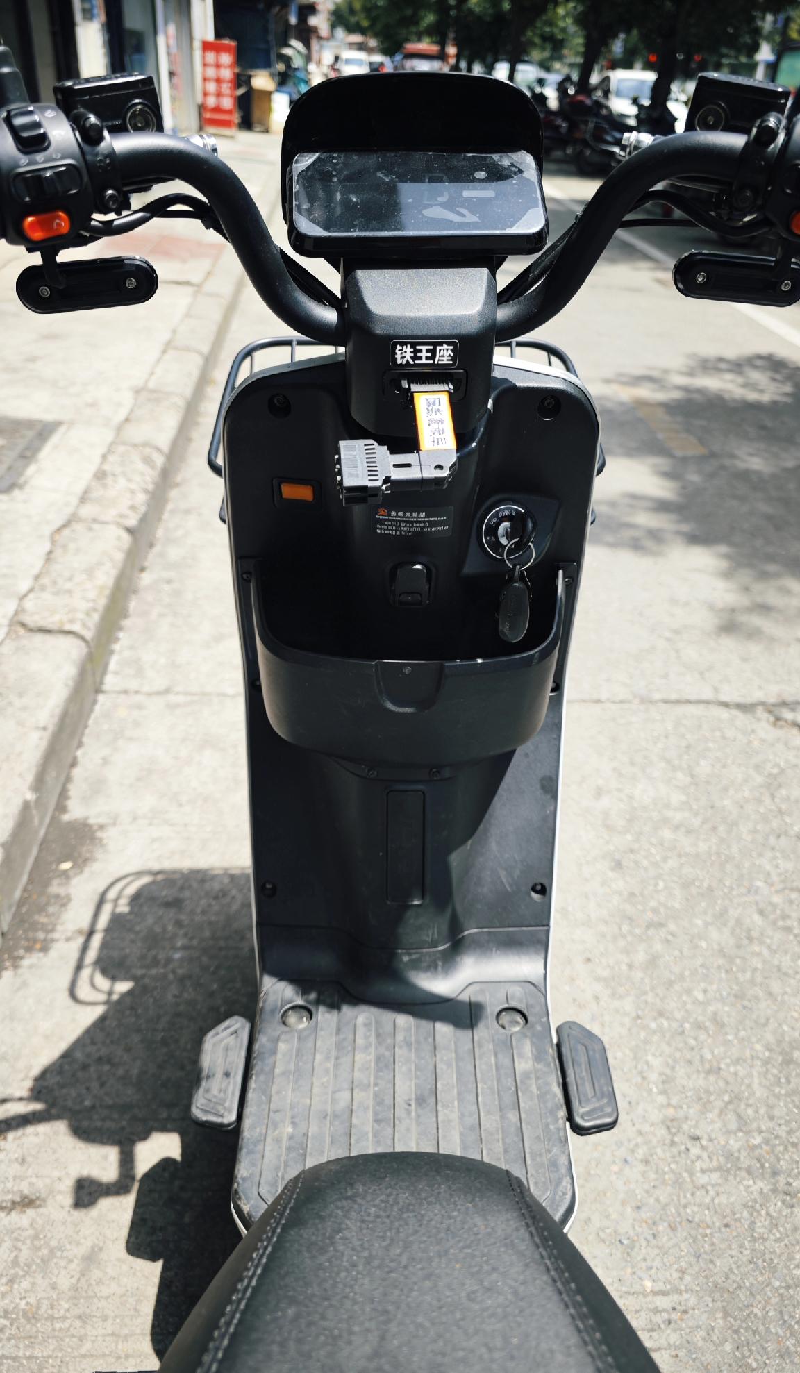 新国标电动车为何被称为“铁王座”新国标电动车被称为“铁王座”，核心是网友的调侃式