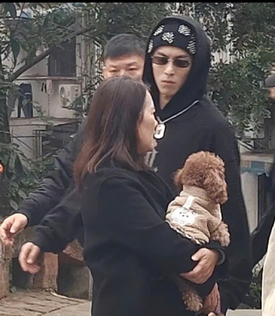 王鹤棣妈妈油炸门店转让王鹤棣妈妈开的店竟然转让了，这是换地方了还是打算退休啦