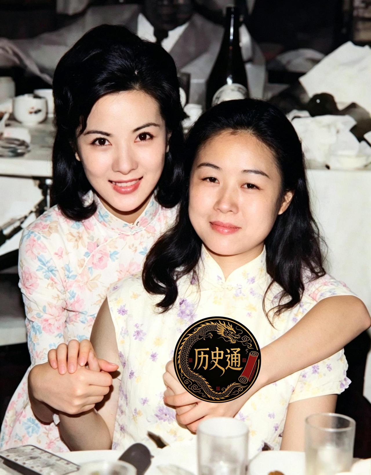这是年轻时的琼瑶与香港绝色美女汪玲抱在一起。年轻时琼瑶的颜值很一般，后来整容后颜