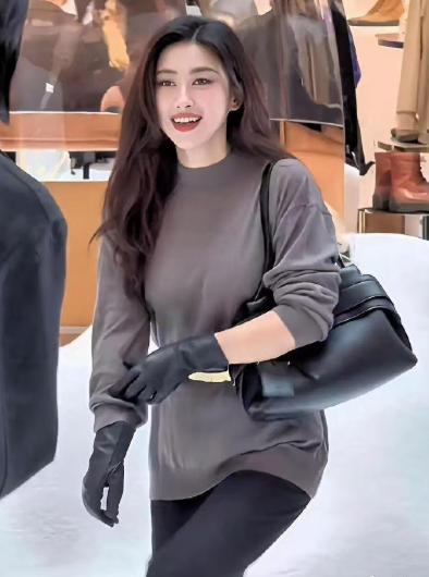 朱珠在澳门被偶遇，41岁那状态简直绝了​​​