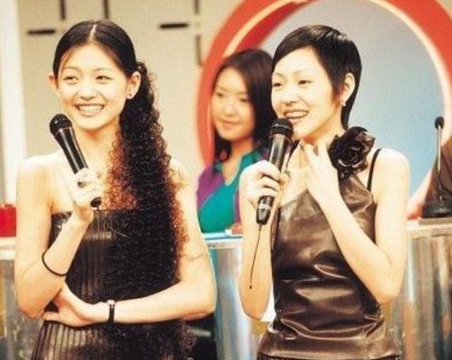 早年的大S真的是妥妥的时尚风向标，当年市面上流行什么卷发、新潮造型，她全都挨个尝