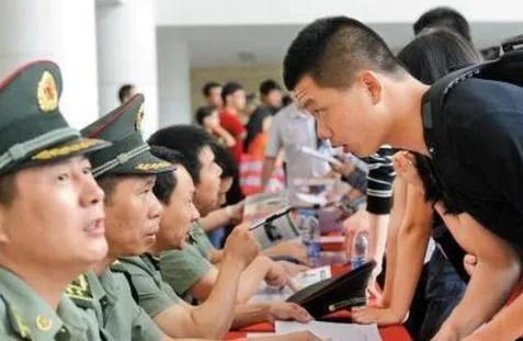 这下全国都知道了！重庆，一21岁青年主动应征参军，身体检查与政治考核均合格。然而
