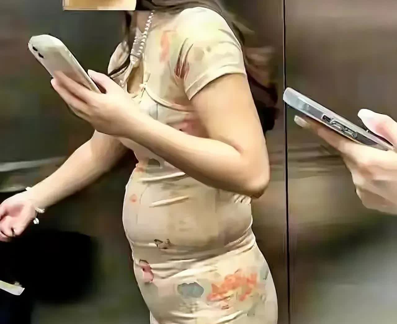 广东，一名男子下楼到超市买东西，在乘坐电梯的时候，他正好碰到了自己的女邻居，此时