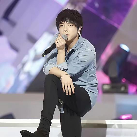 周杰伦作为华语乐坛的创作天王，可以说他对华语乐坛有一定的影响力，对推动了华语乐坛