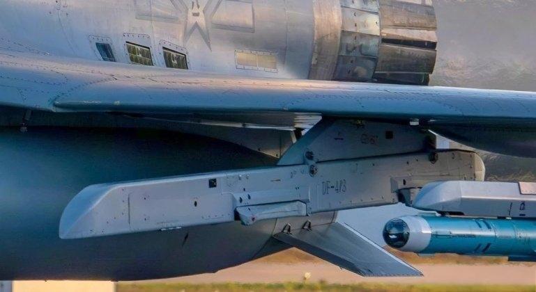 歼-10C战机挂载DF4重型挂架猛图出现，DF4重型挂架除了可以挂载对面打击重型