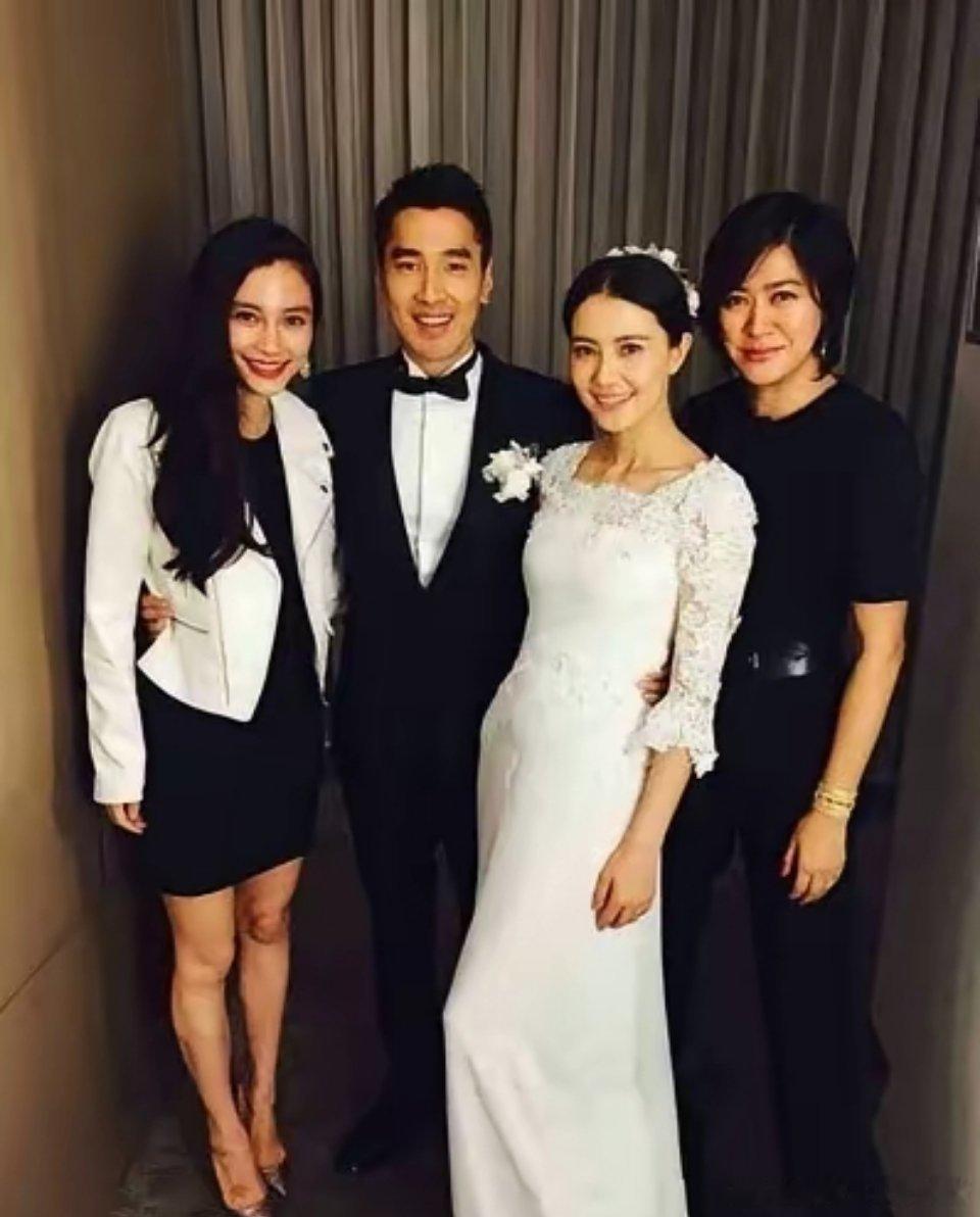 赵又廷婚礼现场很有趣，高圆圆弯腰跟杨颖噘嘴，不顾阻拦亲王珞丹