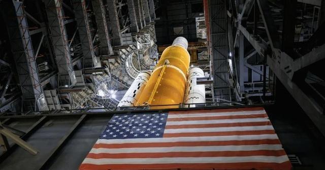 美国登月神话破灭！900亿拍的照片被群嘲。别再信“美国登月是假的”了，两张地球照