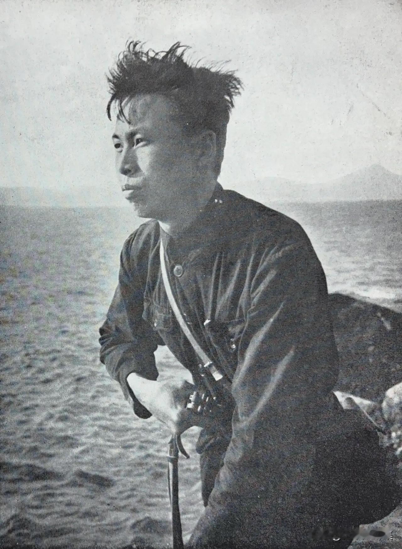 1952年，福建厦门小嶝岛的民兵洪顺利随解放军侦察兵乘船秘密潜入金门岛海域执行捕