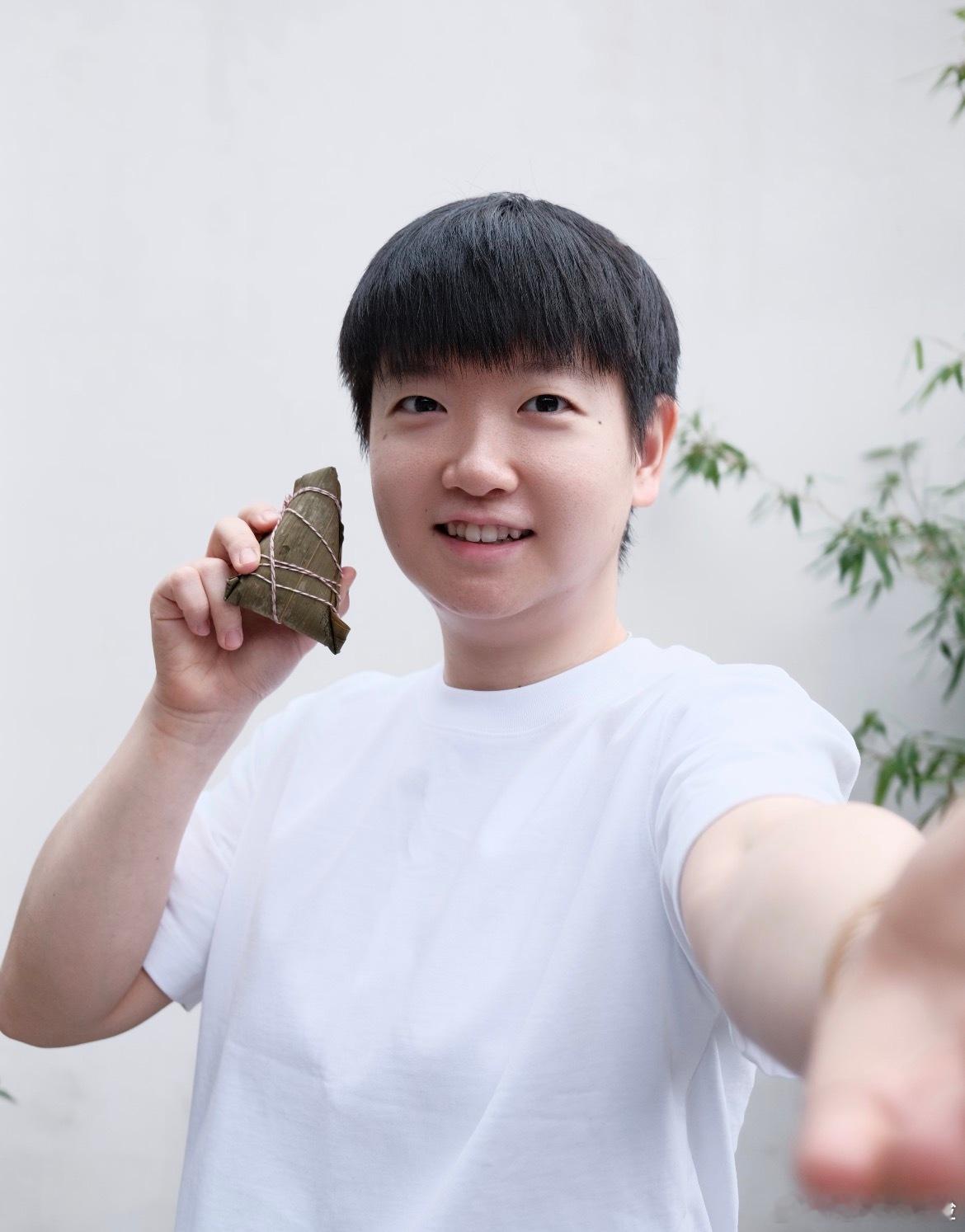 孙颖莎好似薄荷糖端午节快乐呀！想吃莎莎手里的粽子，一定特别香叭～