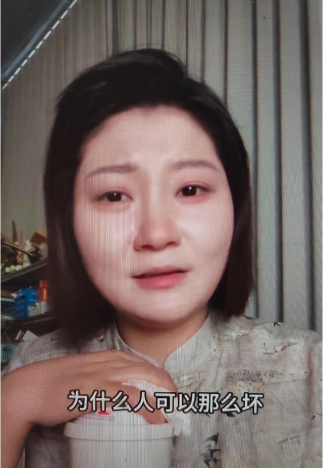 俞某冬在泰国监狱里通过视频出庭，隔着屏幕都能感受到那股狠劲。法官问他是否同意离婚