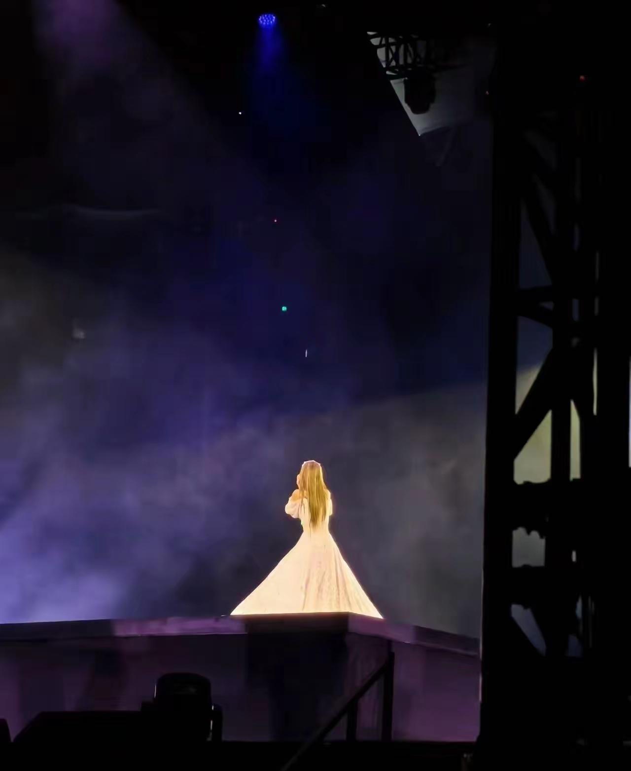 [抠鼻]到处都在“盛传”——滨崎步上海演唱会“被取消”后，自己一个人唱了一台[石