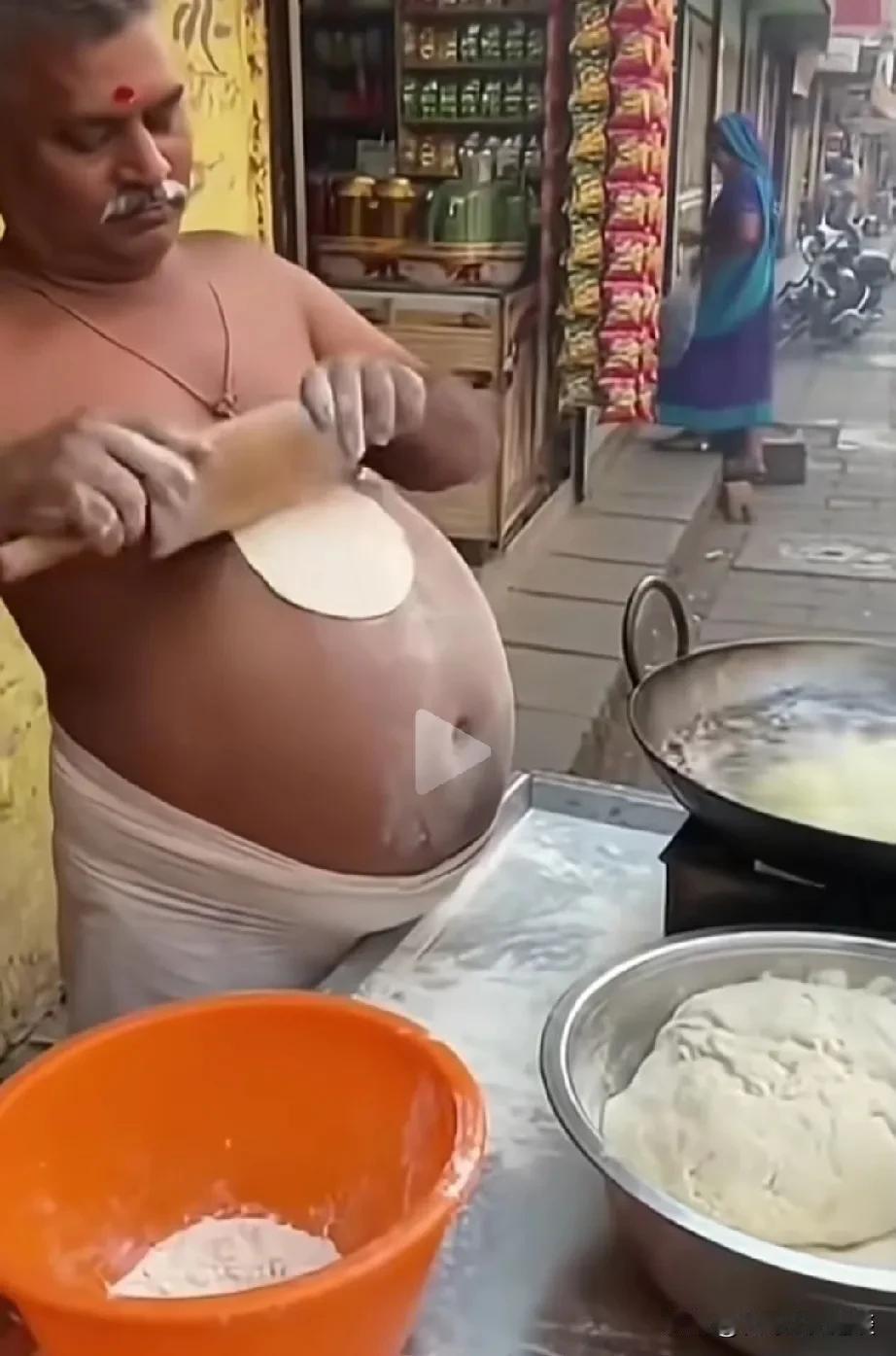 这三哥真会做生意啊，这案板都省了。三哥卖油炸大饼，直接在自己的肚皮上擀。这一年得