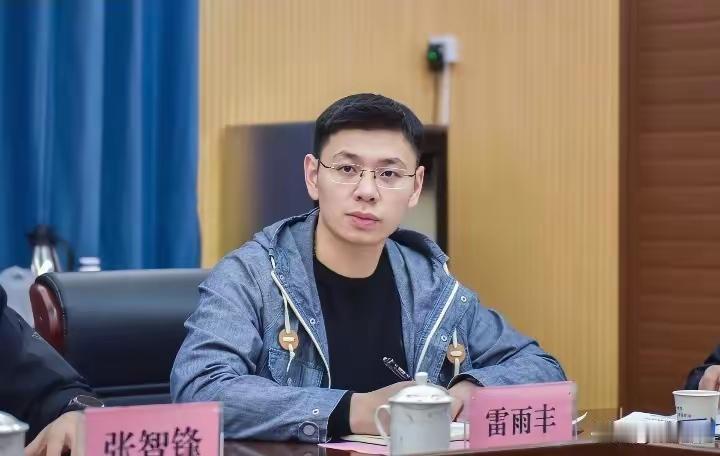 眼镜男，有着斯文端正的外在样貌，不少网友还开玩笑戏称他是2026年度的最佳