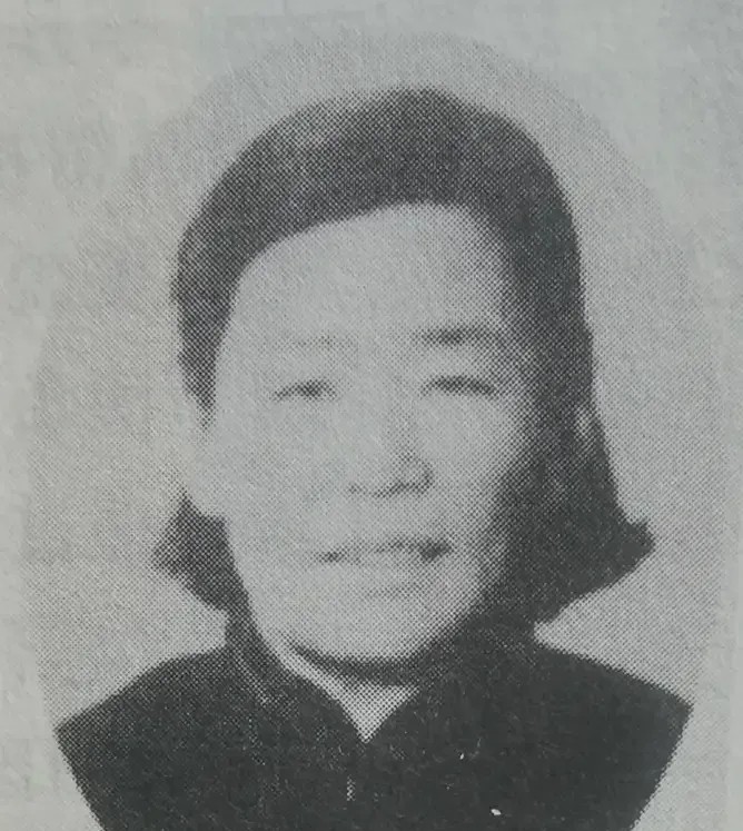 1943年，八路军战士受了重伤，卫生员正要脱衣服治疗，战士却不让。卫生员无奈，只